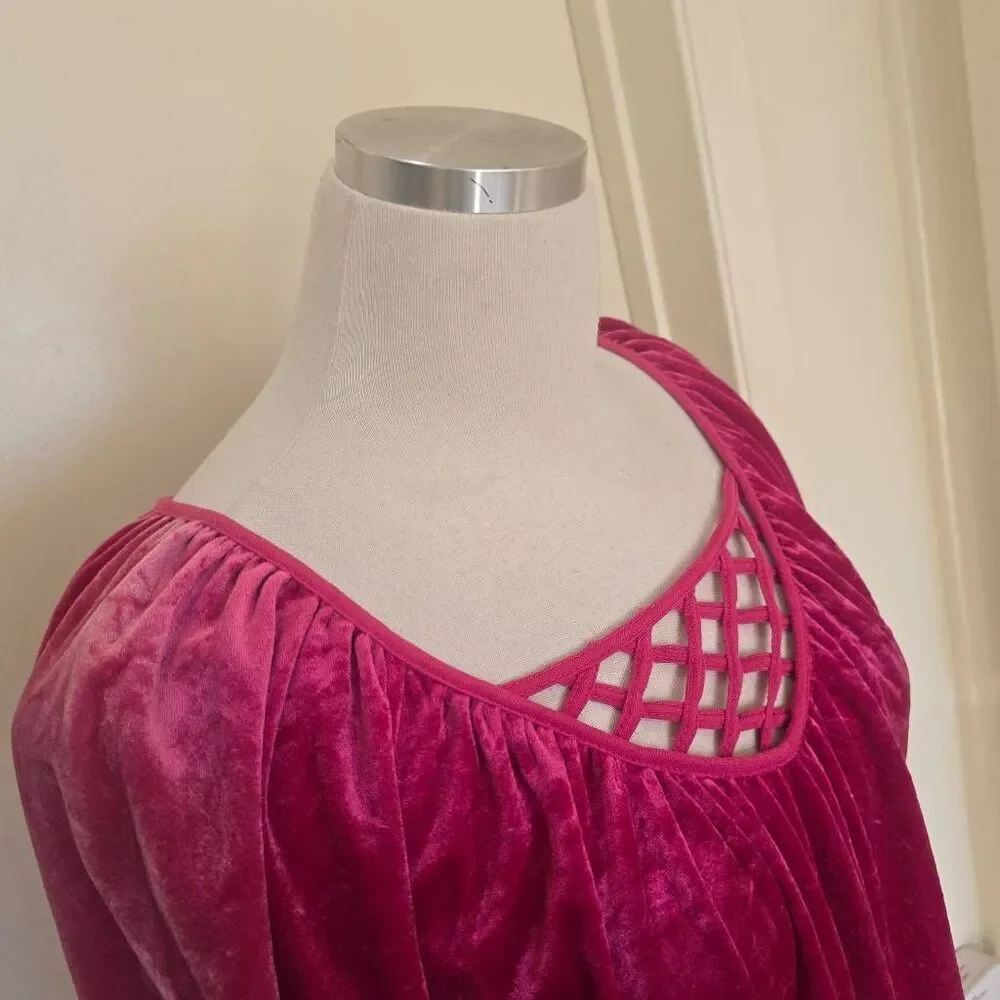 db Boutique Vtg. Hot Pink Velour Gown/Housecoat, Long Slv, V-Neck w/Lattice, S